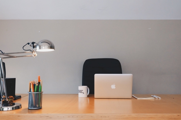 Lampka biurkowa – mały przedmiot o dużej roli