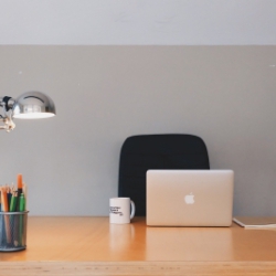 Lampka biurkowa – mały przedmiot o dużej roli